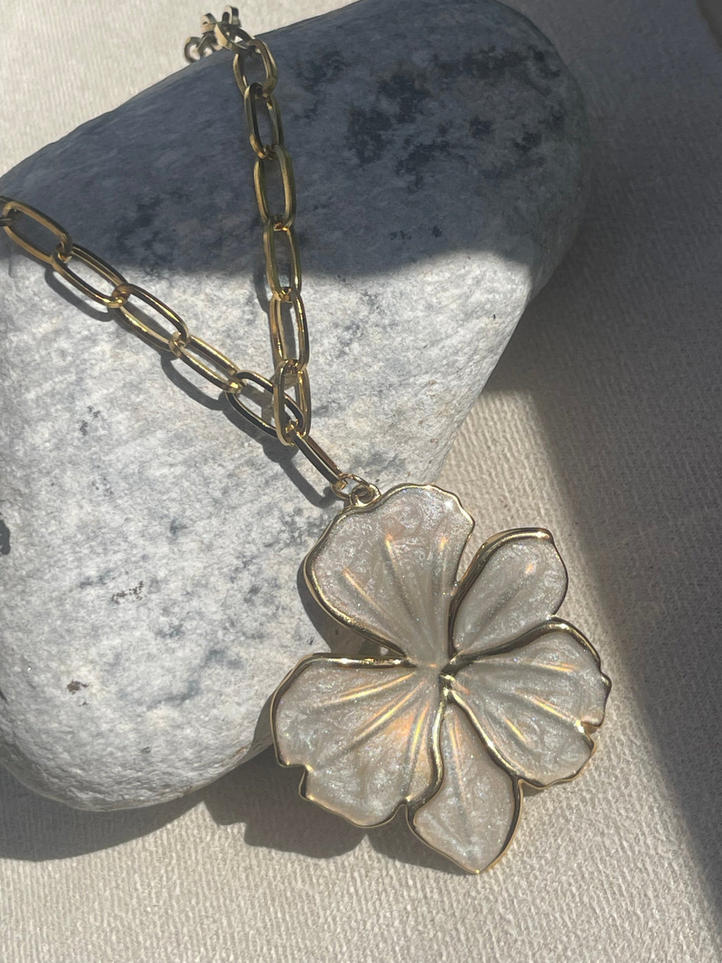 Collier Fleur Dorée – Pendentif Nacré