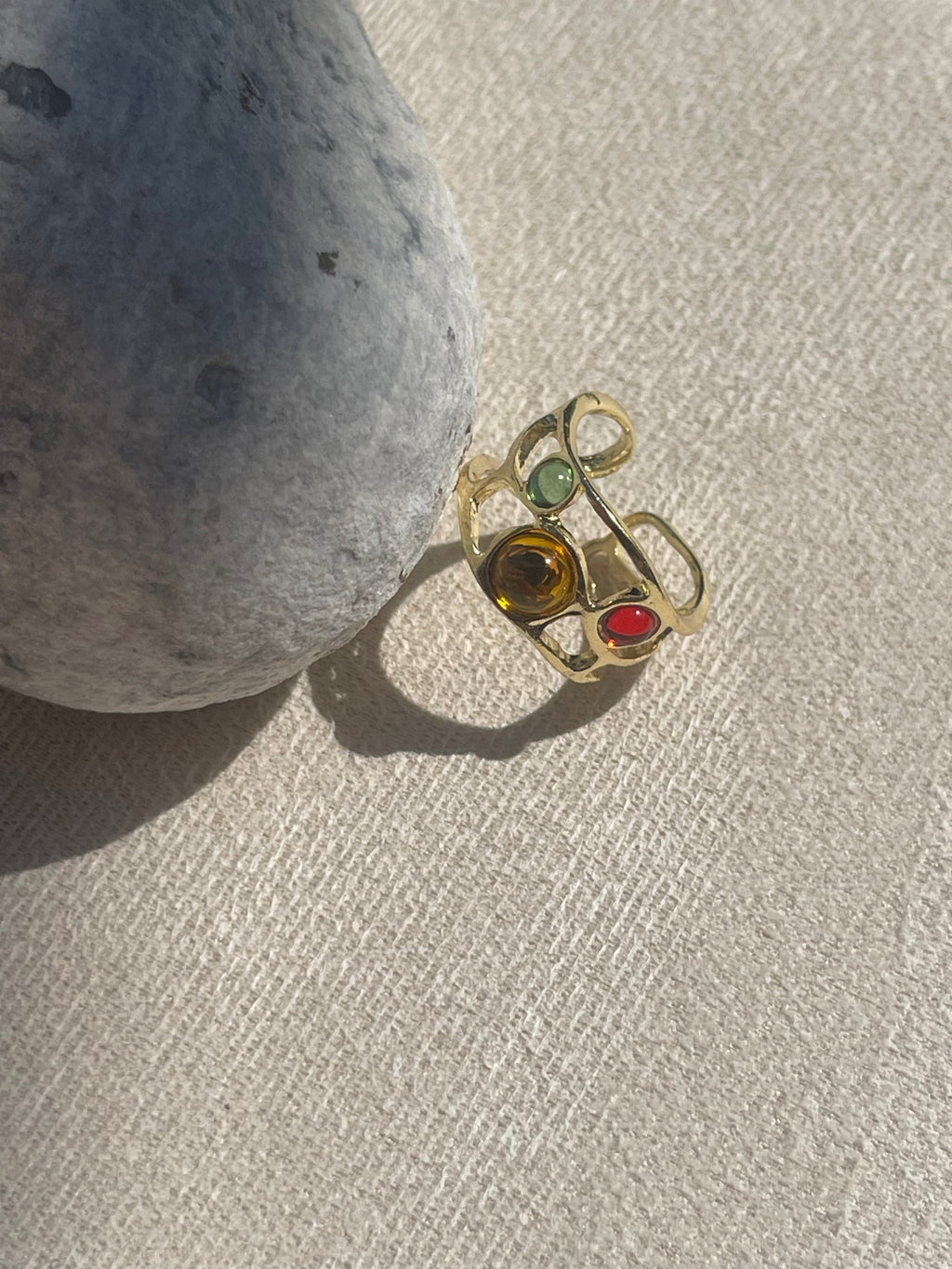Bague Dorée Ajourée – Cabochons Colorés