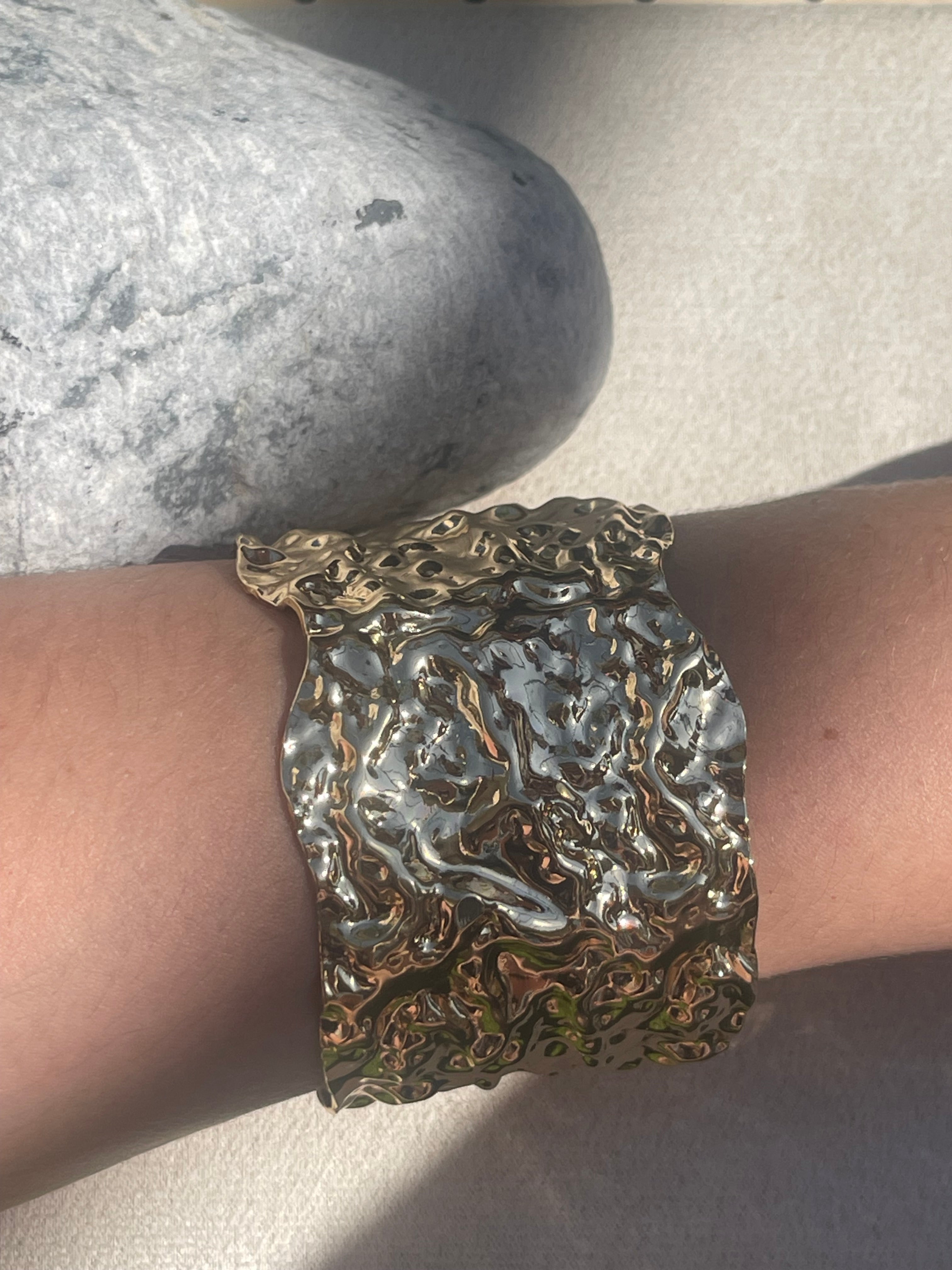 Bracelet Manchette Dorée – Effet Froissé Sculpté