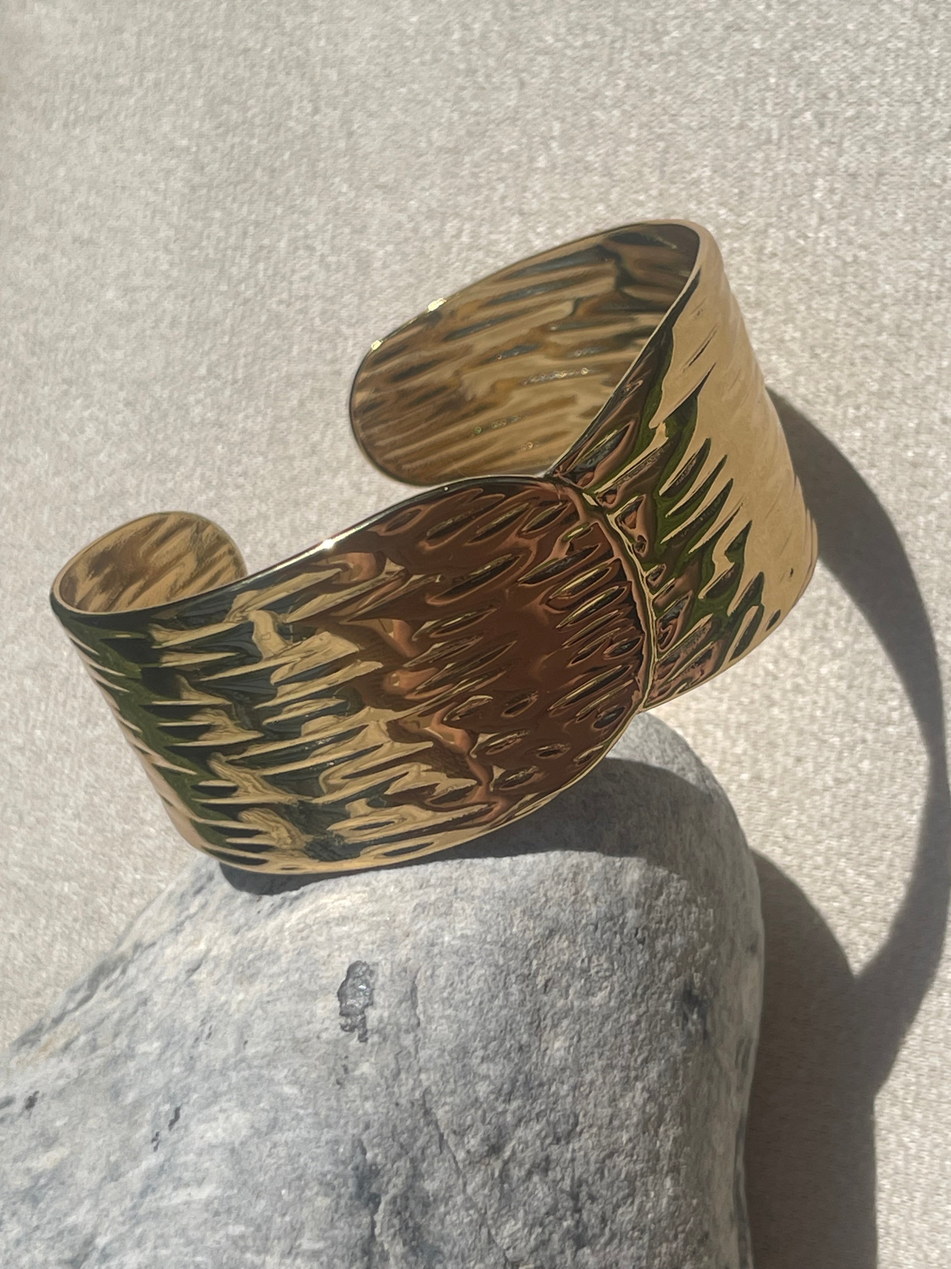 Bracelet Manchette Dorée – Texture Ondulée
