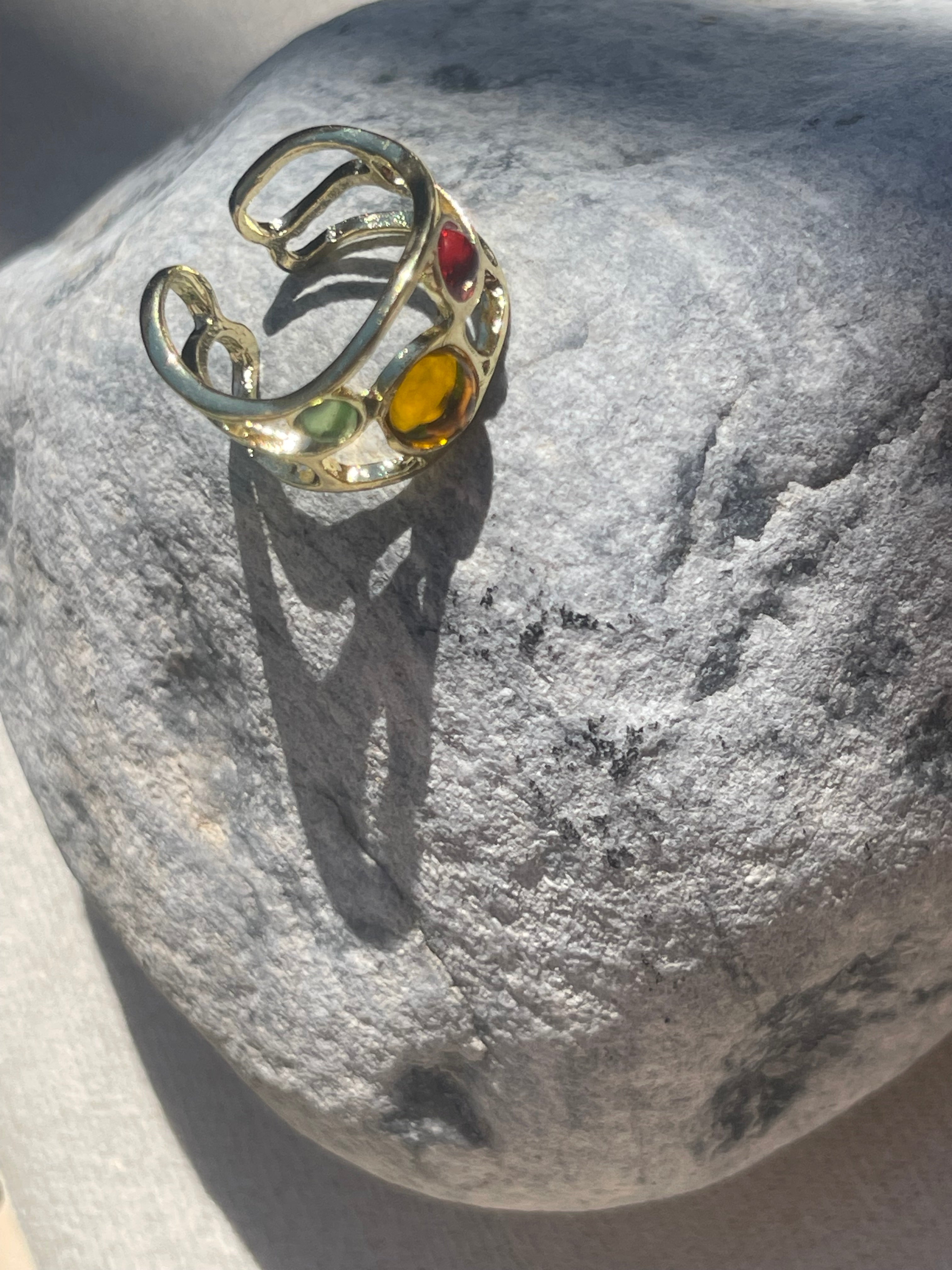 Bague Dorée Ajourée – Cabochons Colorés
