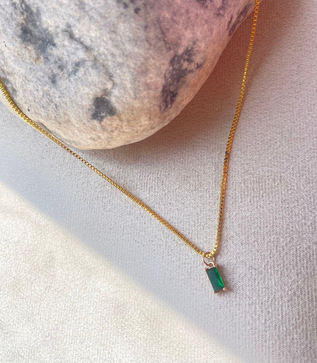 Collier Chaîne Dorée Pendentif Émeraude