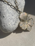 Collier Fleur Dorée – Pendentif Nacré