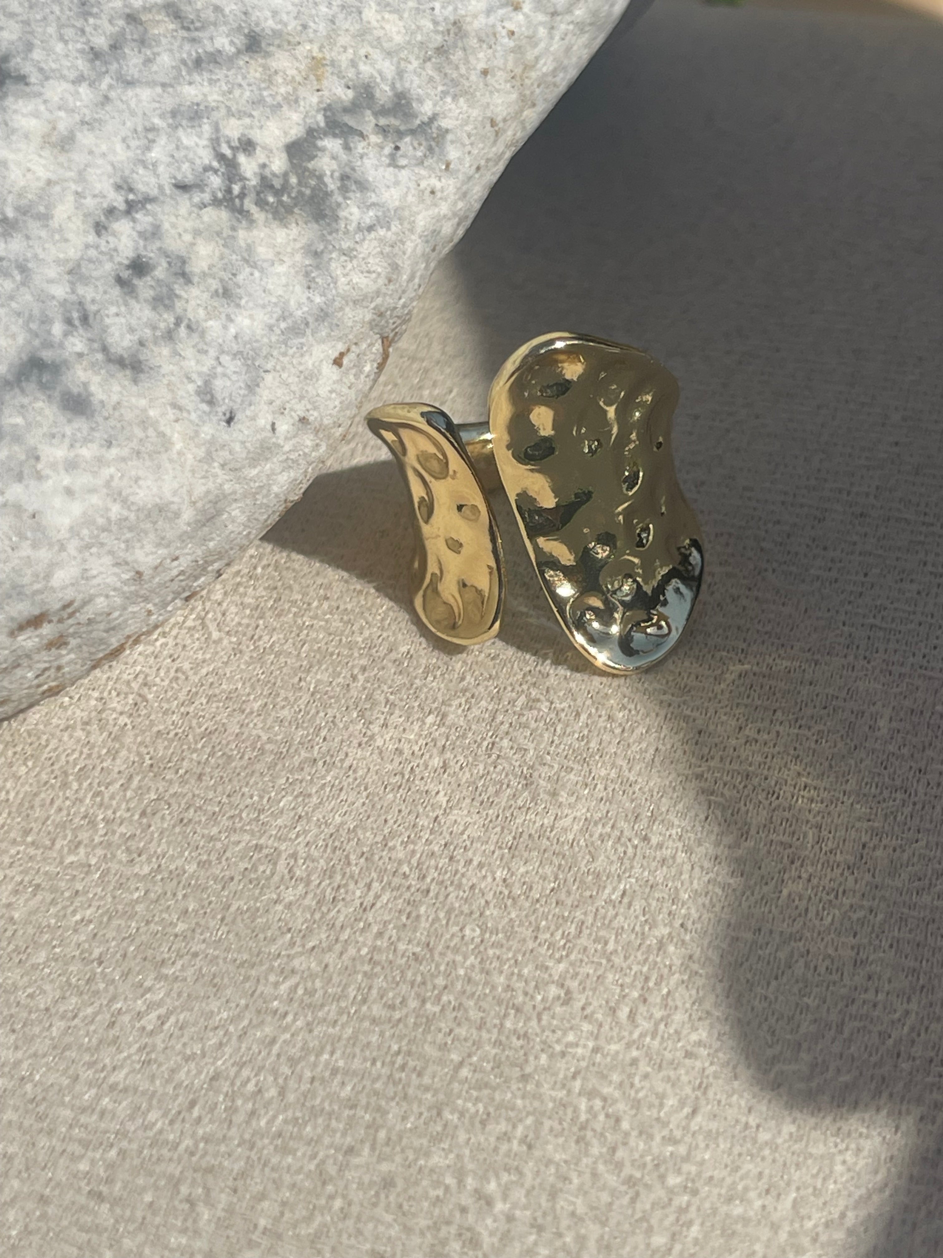 Bague Dorée Martelée – Chevalière Sculptée