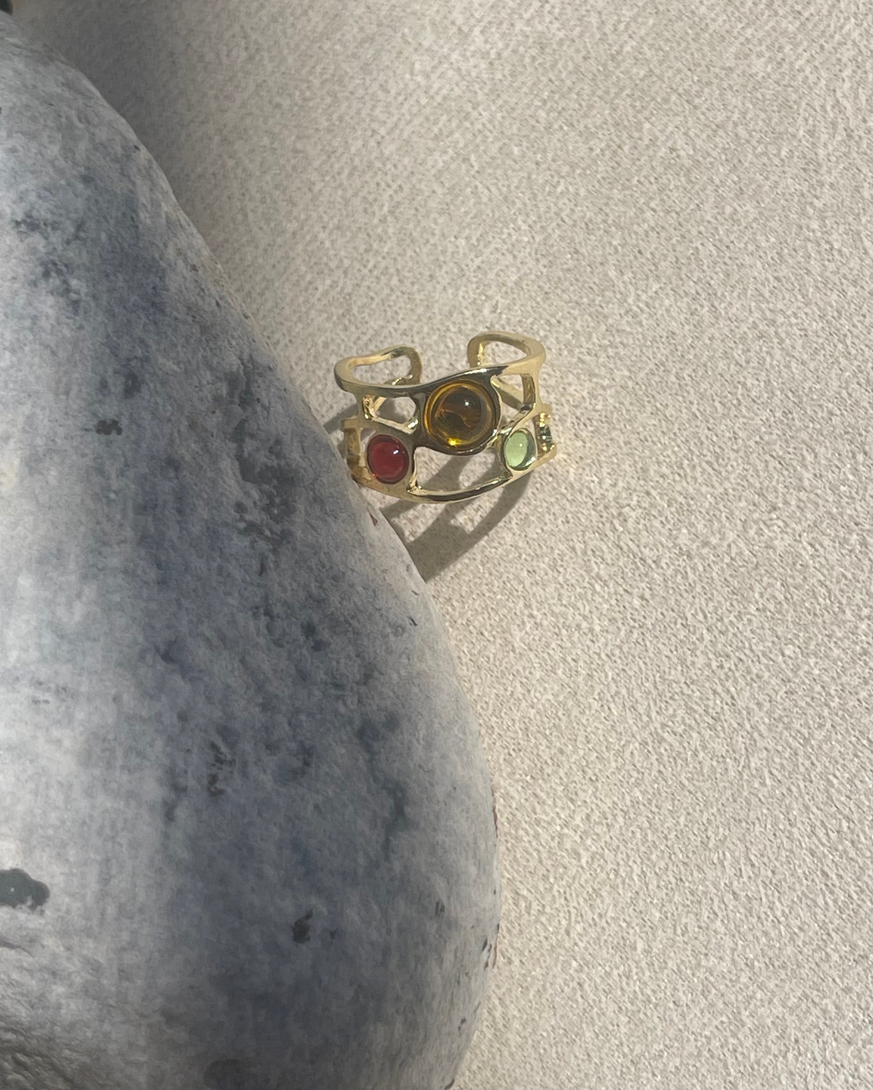 Bague Dorée Ajourée – Cabochons Colorés