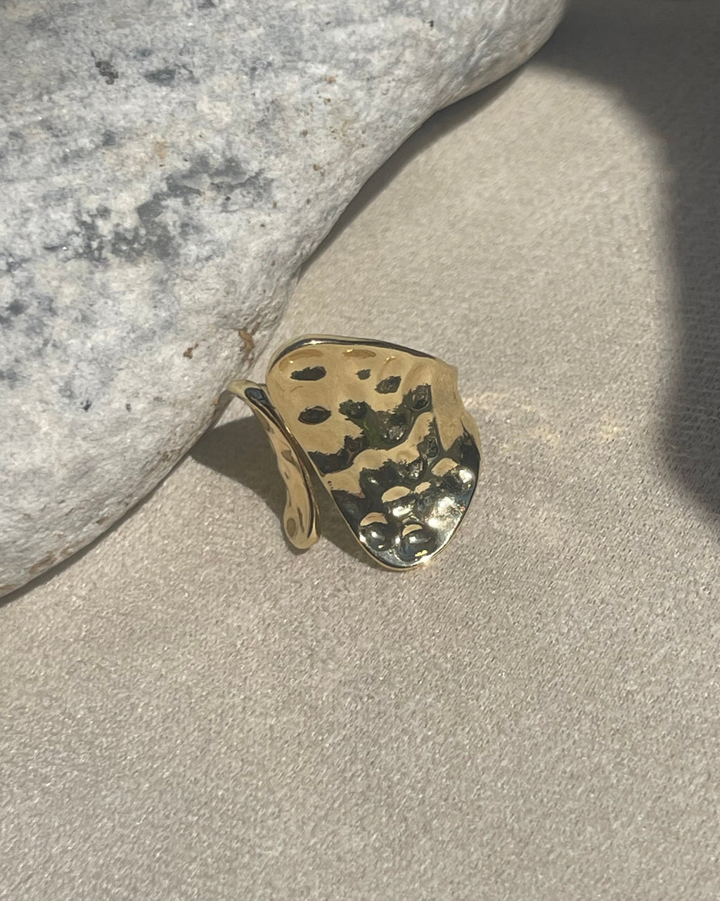 Bague Dorée Martelée – Chevalière Sculptée