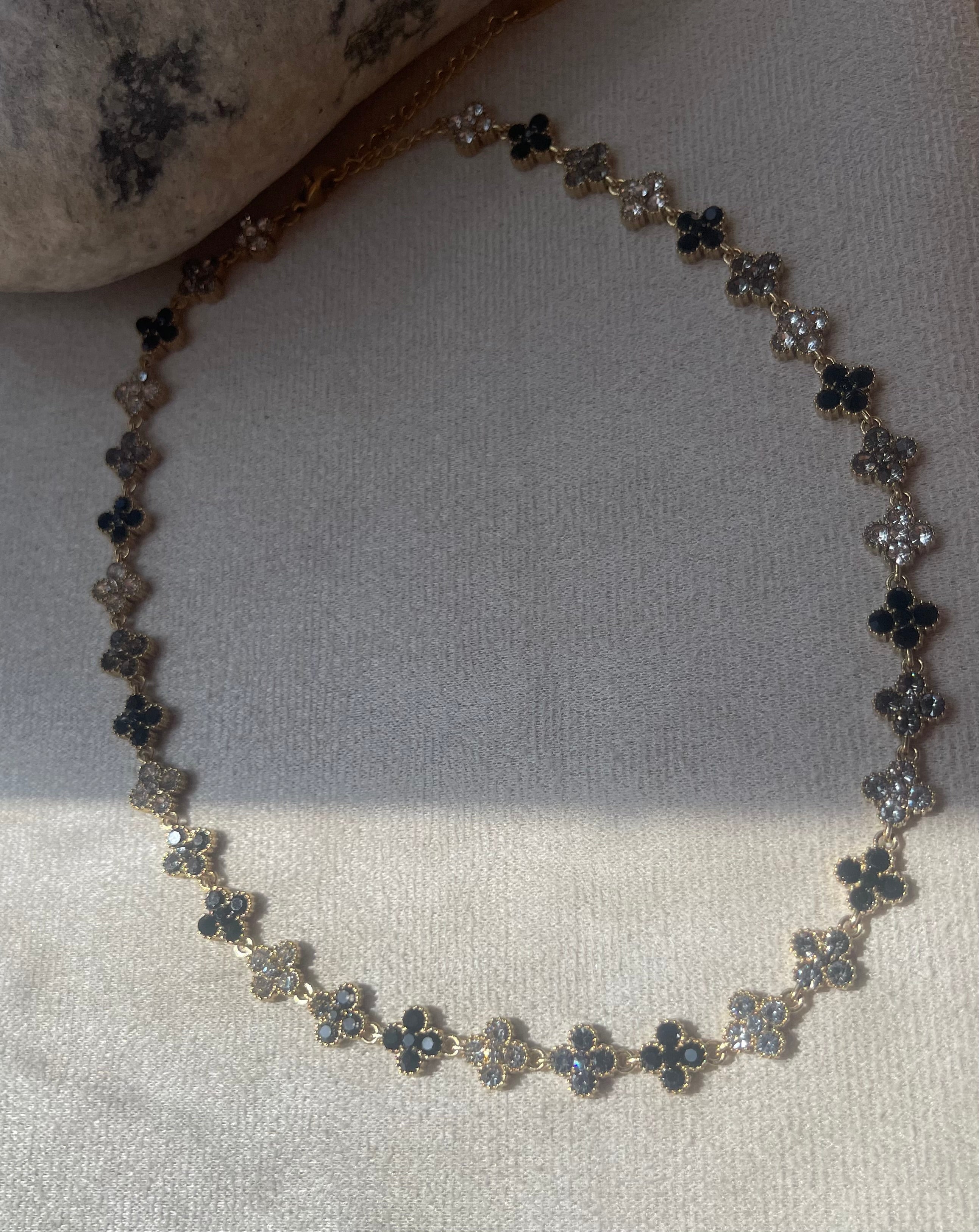 Collier Fleurs Zircon Noir & Cristal