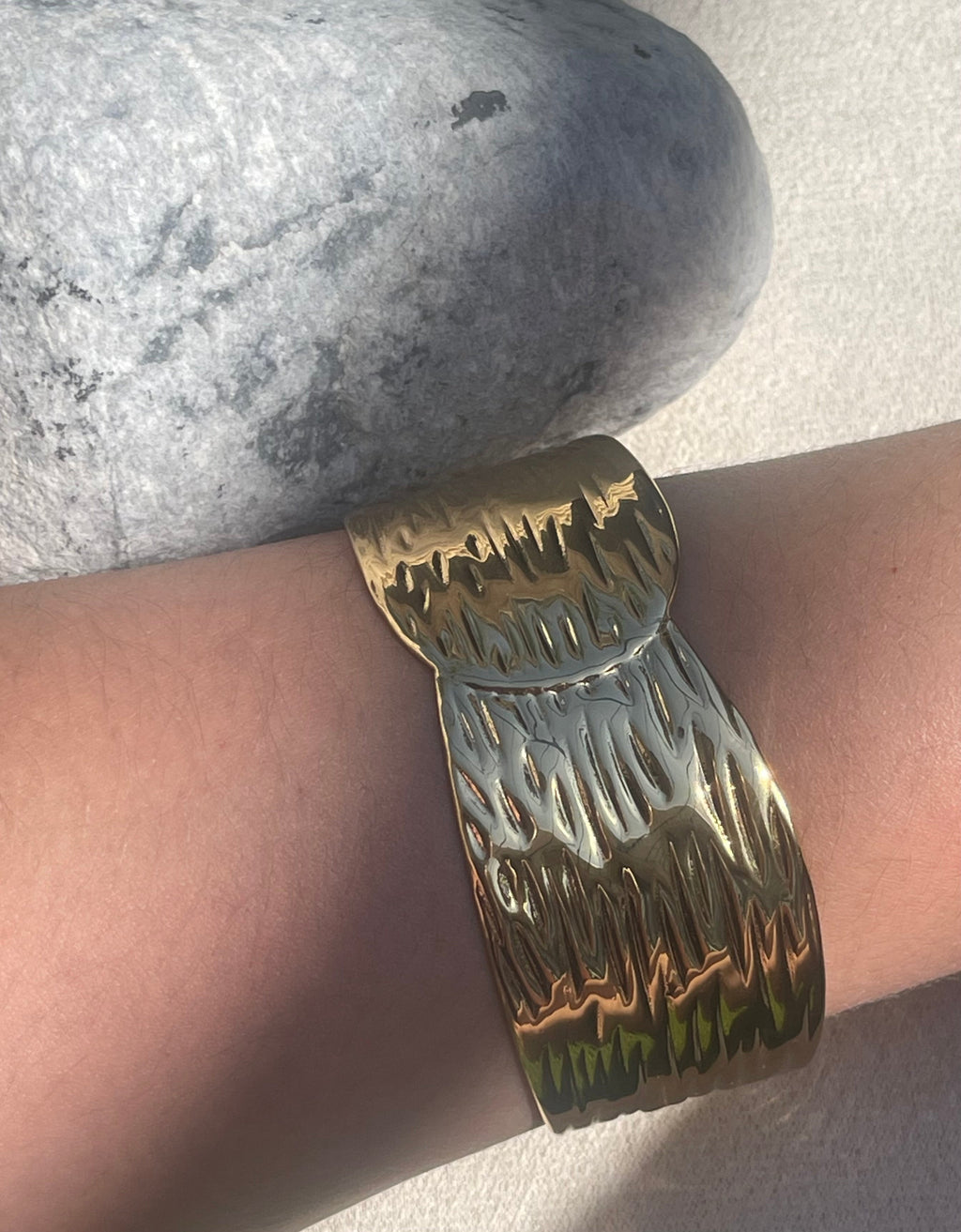 Bracelet Manchette Dorée – Texture Ondulée