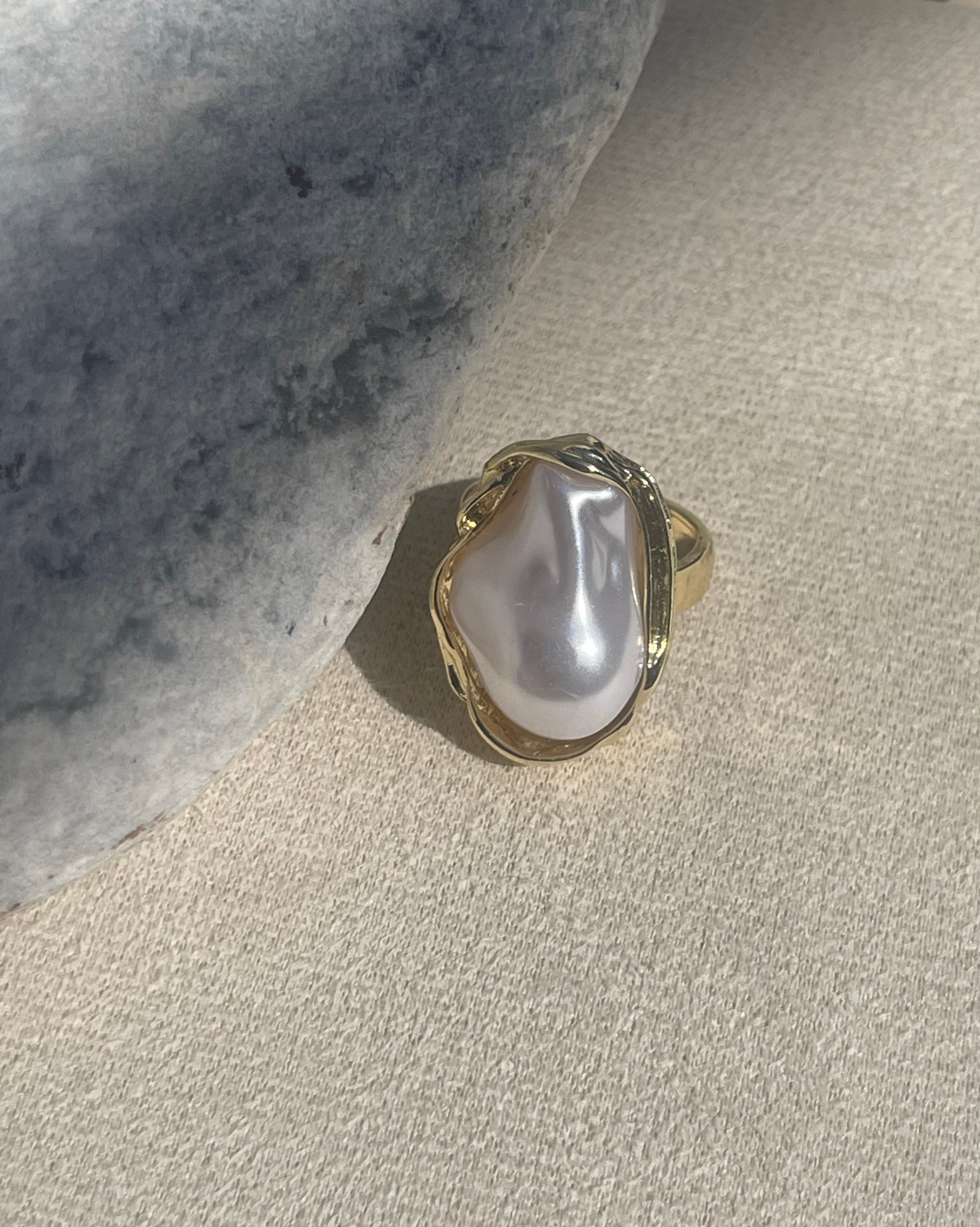 Bague Perle Baroque – Monture Dorée