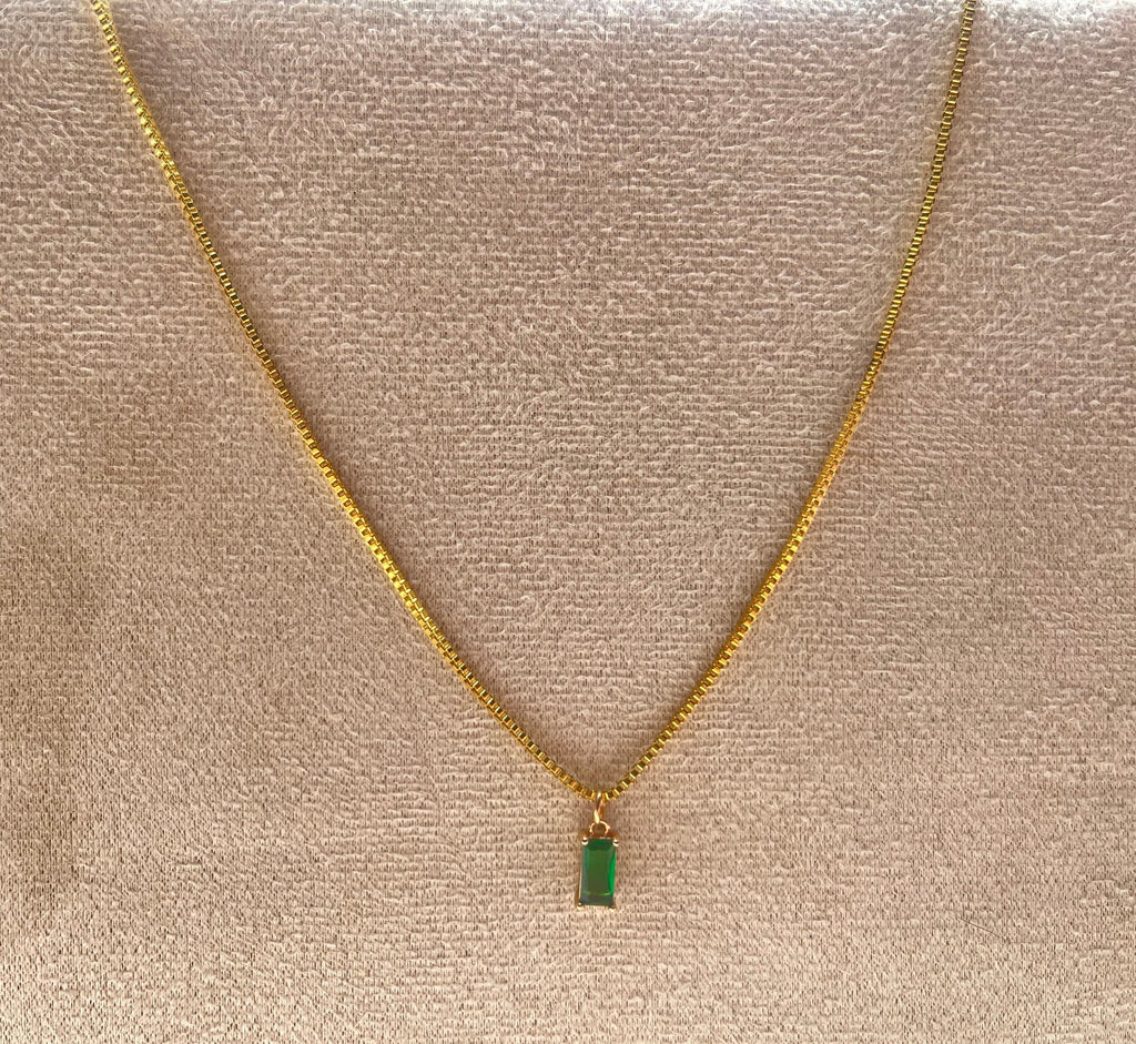 Collier Chaîne Dorée Pendentif Émeraude