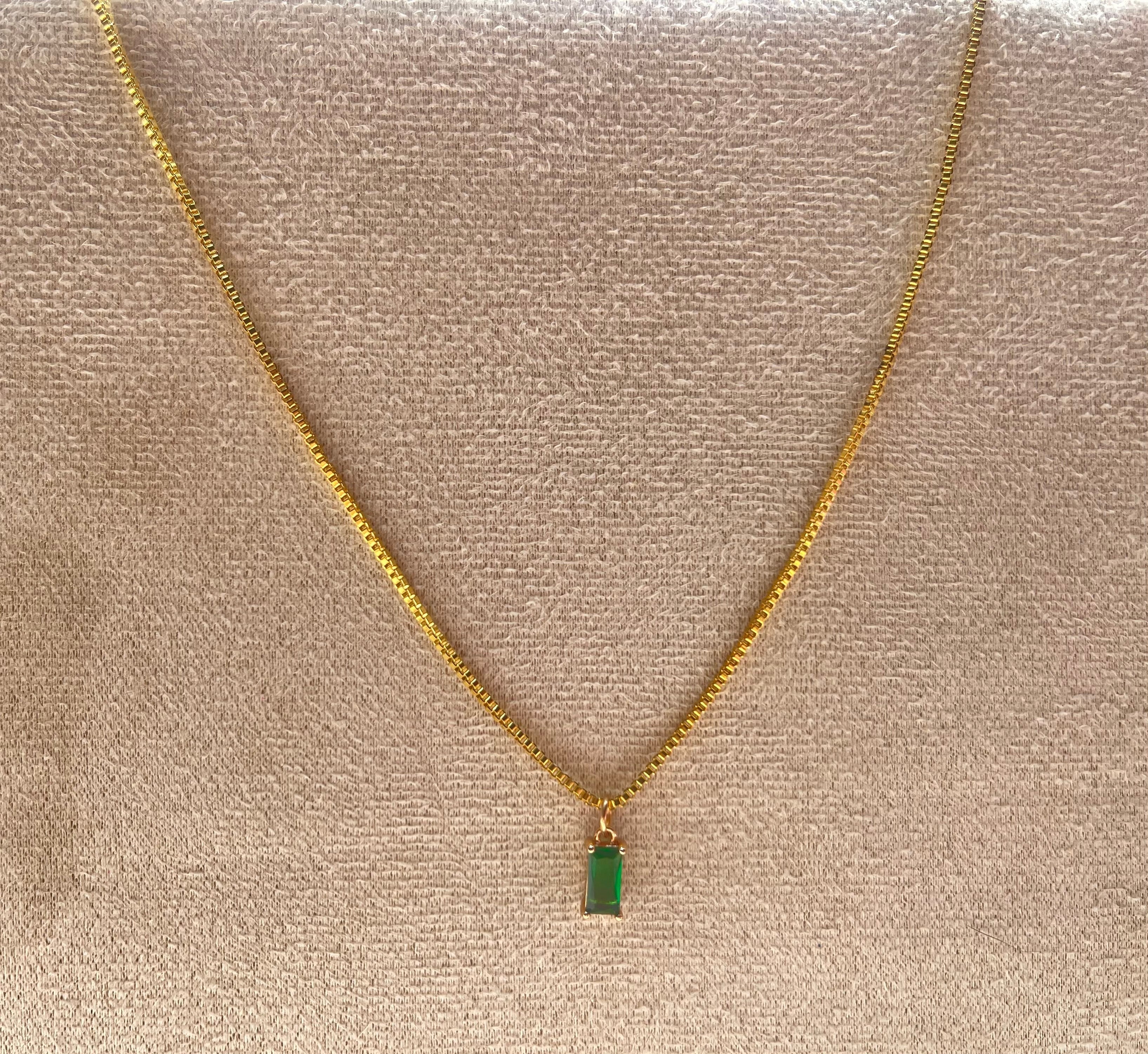 Collier Chaîne Dorée Pendentif Émeraude