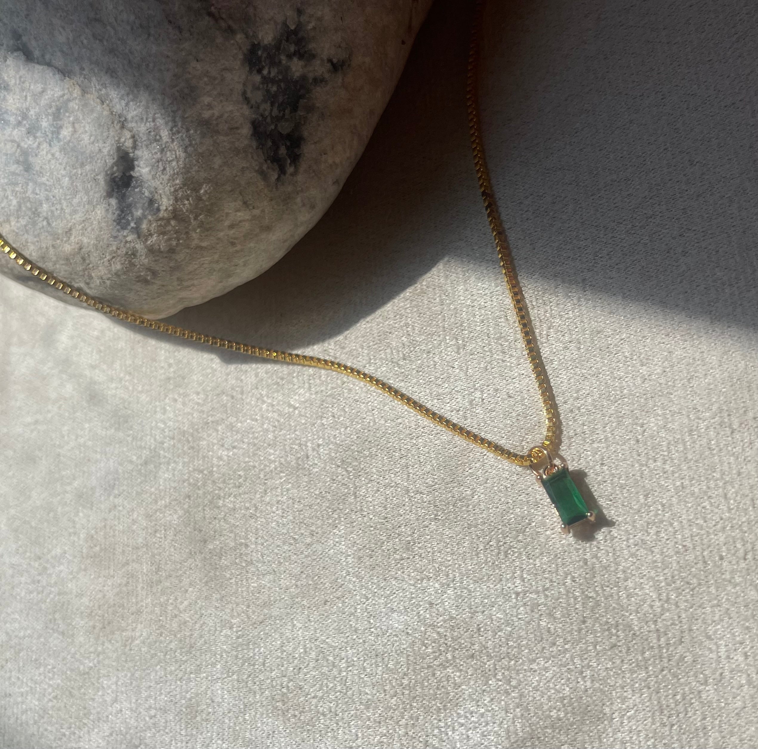 Collier Chaîne Dorée Pendentif Émeraude